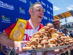 Joey Chestnut defende seu Nathan’s Hot Dog Eating Championship pelo 18º ano.