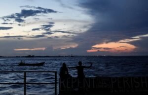 Uma balsa que transportava 116 passageiros virou na costa da Guiana. e resgatou 67 pessoas enquanto a busca continua.
