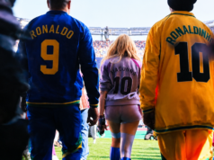 Ronaldo e Ronaldinho levam-no ao palco de carro