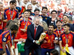 Os monarcas seguem em frente com a Espanha na MetLife e Filipe VI levanta a taça aos céus de Nova York