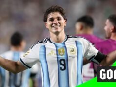 O chute impressionante de Alvarez deu à Argentina a vantagem contra a Suíça, que estava com 10 jogadores.