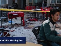 As autoridades sírias afirmam que 6 pessoas morreram na explosão de uma bomba num café em Damasco.
