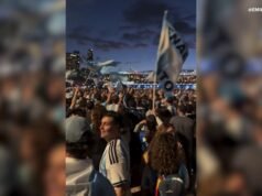 Fãs argentinos reunidos no pátio da Ópera