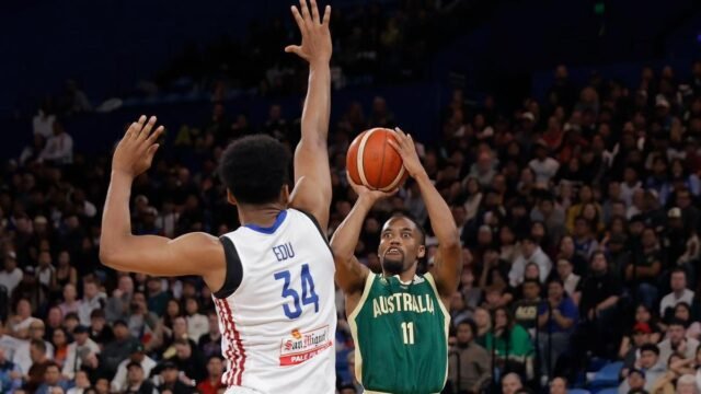 Bryce Cotton enquanto os Boomers derrotavam as Filipinas em Perth