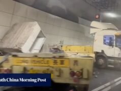 No desvio central de Kowloon, o motorista perdeu o controle do caminhão, a mercadoria caiu e ficou presa