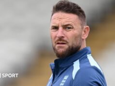 Brendon McCullum: O técnico demitido do teste da Inglaterra pede desculpas pelos resultados