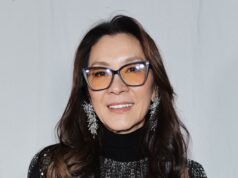 Michelle Yeoh mostra bob loiro platinado no desfile da Chanel 2026