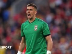 Manchester United: Karl Darlow chega por transferência gratuita após deixar o Leeds.