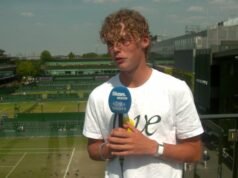 Hewitt avançou para as semifinais de juniores em Wimbledon
