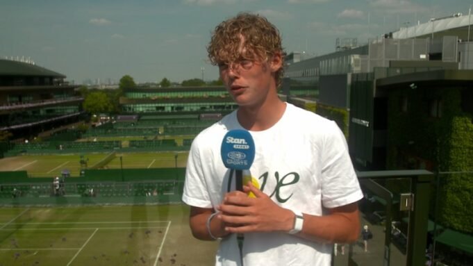 Hewitt avançou para as semifinais de juniores em Wimbledon