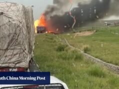 2 mortos e 4 feridos em colisão de caminhão no norte da China, grande explosão química