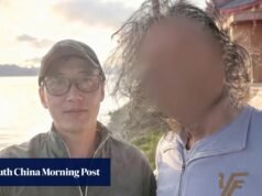Um chinês ajuda um turista a tirar uma foto e descobre que o estranho é um parente há muito perdido.