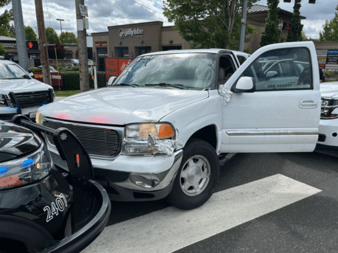 O suspeito bateu na traseira do carro e tentou fugir antes de ser preso. O suspeito bateu na traseira do carro e tentou fugir antes de ser preso.