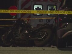 Acidente fatal envolvendo motocicleta, SUV próximo à NE 24th Ave e Burnside St, estrada fechada.