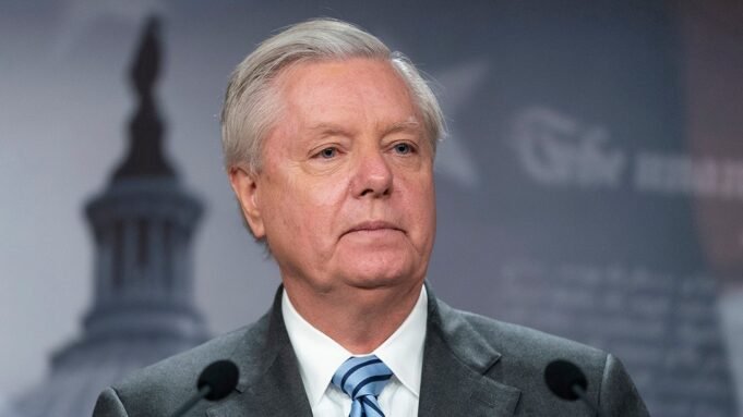 O senador republicano Lindsey Graham morreu aos 71 anos após uma “doença breve e repentina”, disse o escritório. O senador republicano Lindsey Graham morreu aos 71 anos após uma “doença breve e repentina”, disse o escritório.