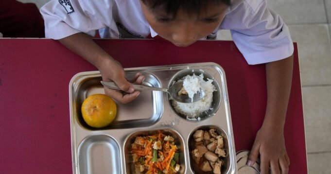 Programa de alimentação gratuita da Indonésia acusado de corrupção e desperdício | Notícias de negócios e economia Programa de alimentação gratuita da Indonésia acusado de corrupção e desperdício | Notícias de negócios e economia