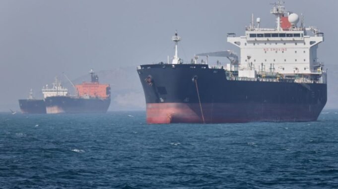 Militares dos EUA atacam o Irã em retaliação aos ataques a navios civis no Estreito de Ormuz
