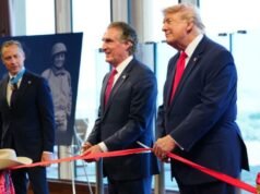 Trump fala com AI Teddy Roosevelt durante uma visita à biblioteca presidencial