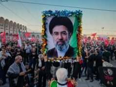 O funeral de Khamenei pretendia ser uma demonstração de força. Mas o novo líder do Irão ainda não emergiu