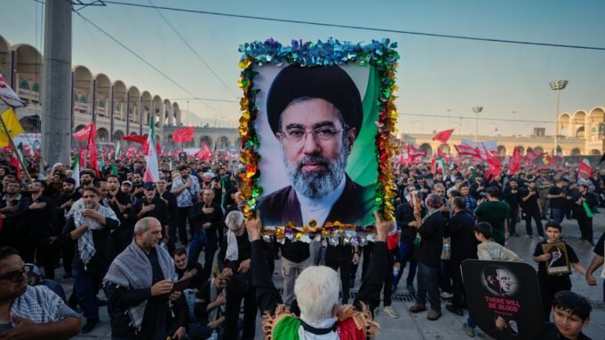 O funeral de Khamenei pretendia ser uma demonstração de força. Mas o novo líder do Irão ainda não emergiu O funeral de Khamenei pretendia ser uma demonstração de força. Mas o novo líder do Irão ainda não emergiu