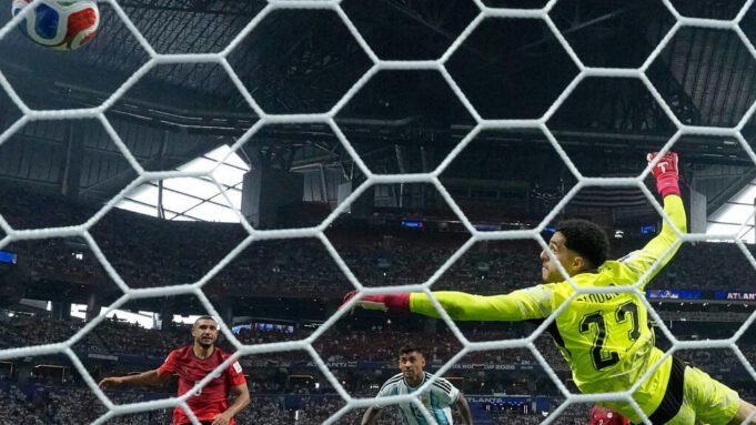 ‘Sofrendo injustiça’: técnico egípcio critica árbitro pela eliminação da Argentina na Copa do Mundo