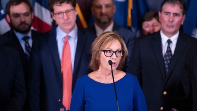 Darlene, irmã de Lindsey Graham, tem sido apoiada por Trump. irá substituí-lo no Senado | notícias políticas Darlene, irmã de Lindsey Graham, tem sido apoiada por Trump. irá substituí-lo no Senado | notícias políticas