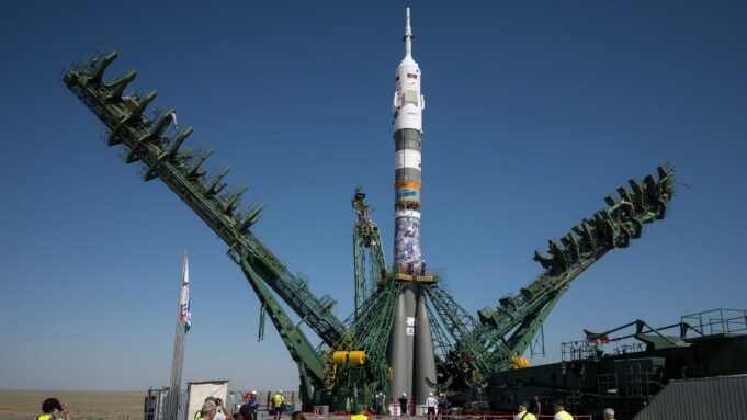 Cosmonautas continuam a tradição russa com um anúncio de bebida energética a bordo de um foguete Soyuz Cosmonautas continuam a tradição russa com um anúncio de bebida energética a bordo de um foguete Soyuz