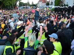 Dezenas de milhares de pessoas protestam na conferência do partido AfD em Erfurt, Alemanha