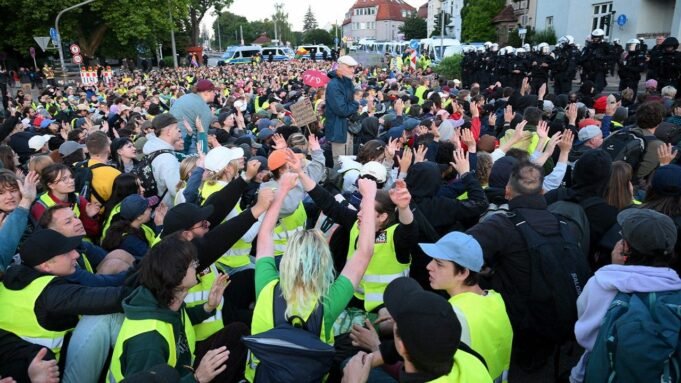 Dezenas de milhares de pessoas protestam na conferência do partido AfD em Erfurt, Alemanha Dezenas de milhares de pessoas protestam na conferência do partido AfD em Erfurt, Alemanha