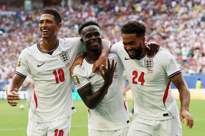 Bukayo Saka, da Inglaterra, marca três gols contra a França e garante o terceiro lugar na Copa do Mundo de 2026