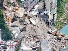 Um deslizamento de terra na China soterra casas em Chongqing e o resgate está em andamento