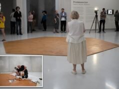 O museu espalhou 800 quilos de manteiga de amendoim no chão em homenagem ao falecido artista