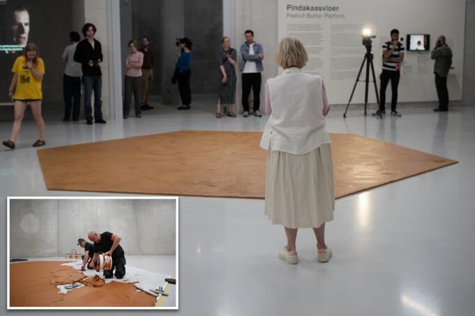 O museu espalhou 800 quilos de manteiga de amendoim no chão em homenagem ao falecido artista O museu espalhou 800 quilos de manteiga de amendoim no chão em homenagem ao falecido artista