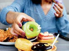 As pílulas anticoncepcionais podem causar compulsão alimentar? Especialistas avaliam