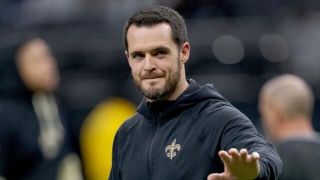 Derek_Carr_looks_on.jpg