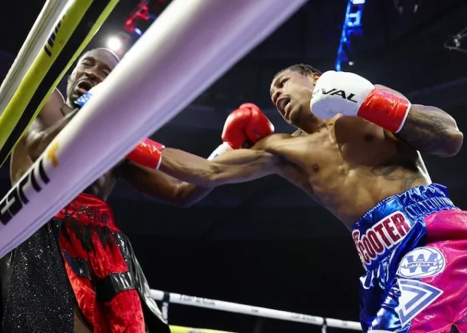 Vitórias para Delant Johnson e Derrick Davis na eliminatória de Cleveland