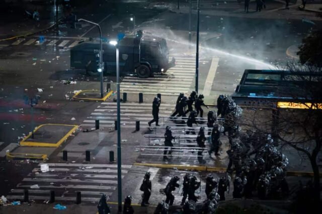 Disturbios-en-el-Obelisco.jpg