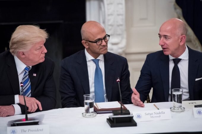 Jeff Bezos Blue Origin corre para a bajulação de Trump