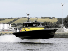 O primeiro barco experimental de hidrofólio totalmente elétrico do mundo inicia testes no mar
