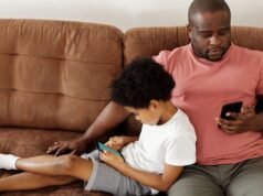 Seu filho não é o único viciado em telefone, diz um novo estudo