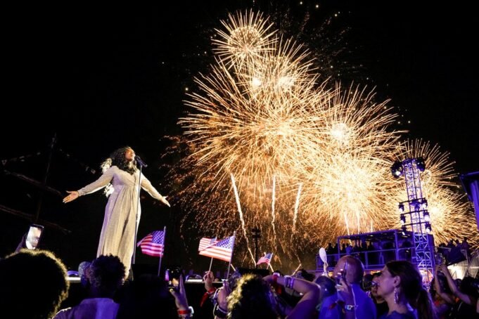EUA comemoram 250 anos do show de fogos de artifício de 4 de julho, audiência sobe