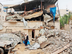 Um ataque israelense mata seis membros de uma família enquanto uma casa pega fogo na cidade de Gaza