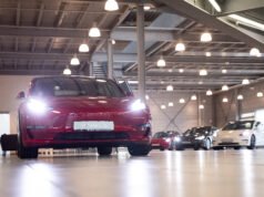 Tesla não consegue evitar recall de carros com faróis muito brilhantes