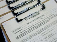 IA tende a criar novos estereótipos para basear decisões de contratação, afirma estudo
