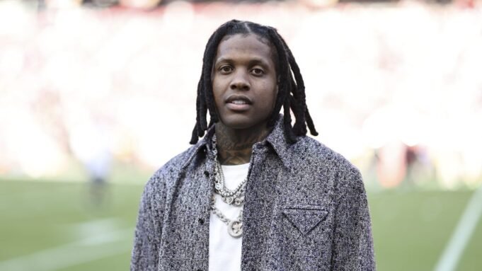 Lil Durk obtém grande vitória quando as acusações de extorsão são retiradas do julgamento de Los Angeles Lil Durk obtém grande vitória quando as acusações de extorsão são retiradas do julgamento de Los Angeles