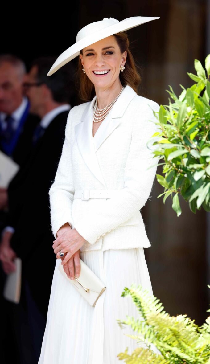 Kate Middleton carrega uma bolsa prática e elegante que custa US$ 356, mas encontrei bolsas semelhantes a partir de US$ 79