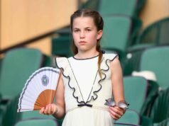 Princesa Charlotte usa esmalte em público pela primeira vez – veja sua manicure ousada