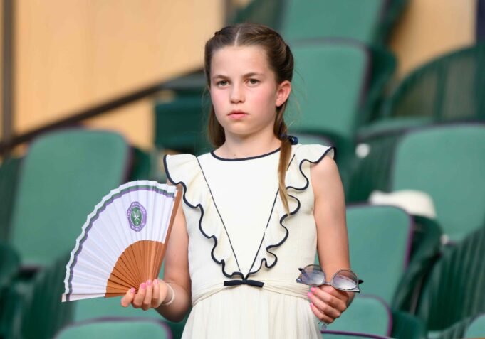 Princesa Charlotte usa esmalte em público pela primeira vez – veja sua manicure ousada