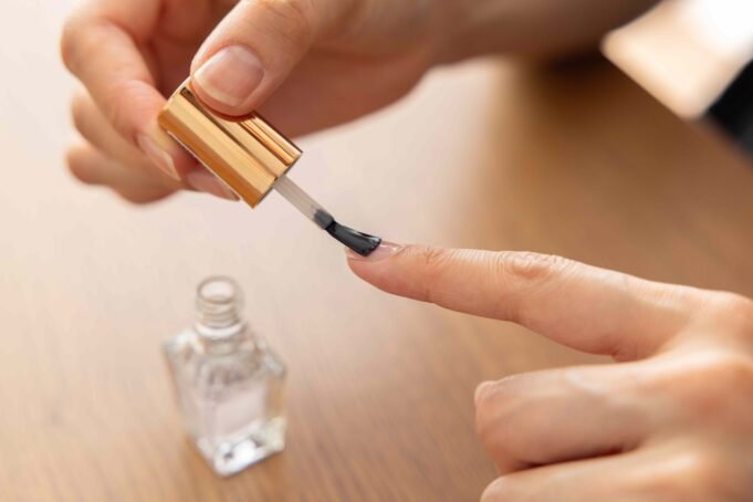 Estou abandonando o salão de beleza para sempre depois de experimentar este esmalte de US $ 15 que deixou minhas unhas danificadas pelo gel tão saudáveis