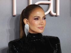 Jennifer Lopez, 56, surpreendeu com um vestido floral totalmente transparente e revelando o sutiã ao descer de um jato particular